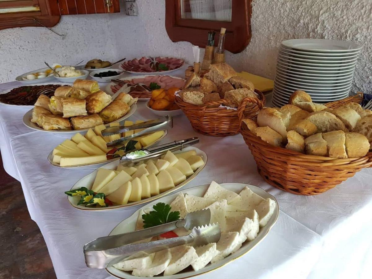 Salas Isailovi Sremska Mitrovica Buitenkant foto